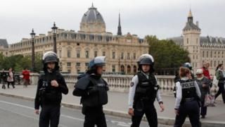 ما الذي نعرفه حتى الآن عن الهجوم بسكين في مقر الشرطة بباريس؟