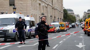 الشرطة الفرنسية تحقق في دوافع منفذ الاعتداء الدامي داخل مقر للشرطة في باريس
