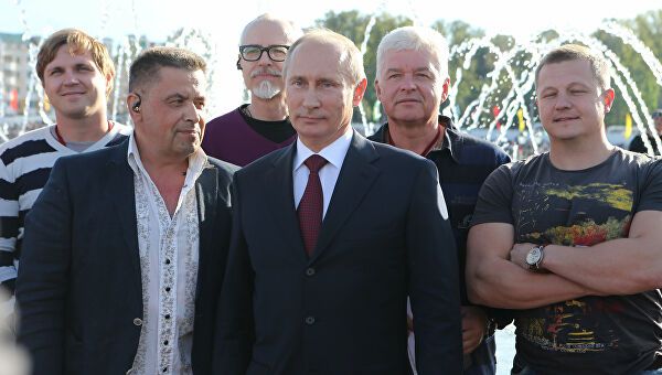 Путин не взял $100 у лидера «Любэ»