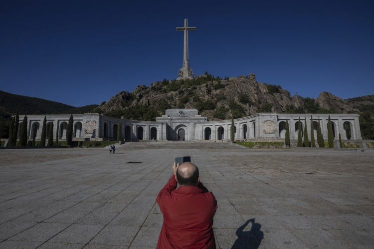 Spain to exhume dictator Franco’s remains to discreet grave