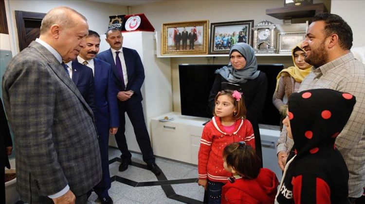 الرئيس أردوغان يلتقي أسرة رضيع استشهد بقذائف "ي ب ك" الإرهابي