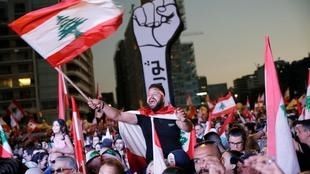 لبنان: آلاف المتظاهرين يحتشدون في ساحتي الشهداء ورياض الصلح ببيروت ودعوات للإضراب العام الاثنين