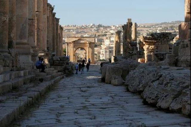 شرطة الأردن: طعن عدد من السياح قرب آثار رومانية في جرش