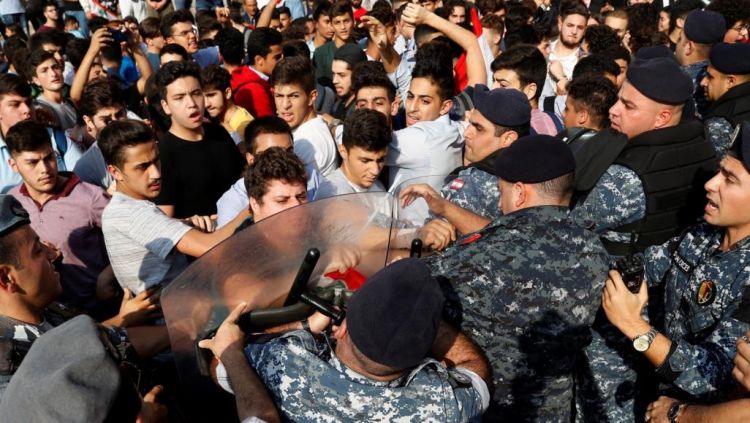 "نحن أساس الثورة".. طلاب لبنان يعتصمون ويغلقون المدارس والجامعات