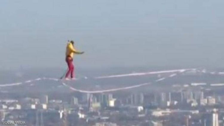 "رجل الحبال" يحبس الأنفاس بفيديو جديد على ارتفاع 150 مترا