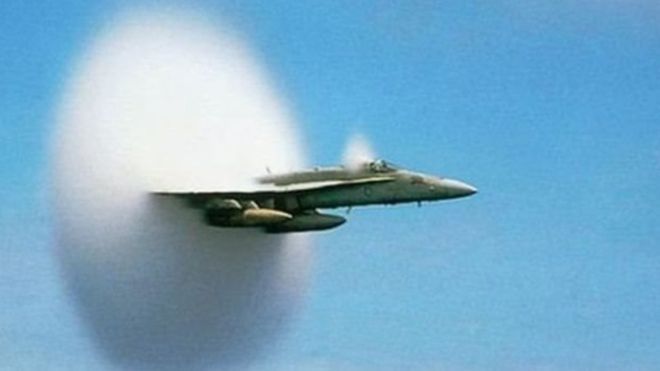 طائرات عسكرية بريطانية اقتربت من سرعة الصوت تتسبب في انفجار صوتي هز المنازل شمالي لندن