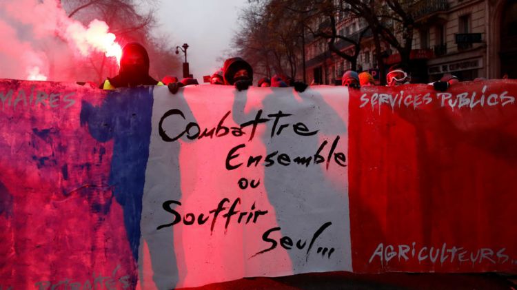 فرنسا: الإضراب احتجاجا على خطة ماكرون لإصلاح نظام معاشات التقاعد يدخل يومه الثاني