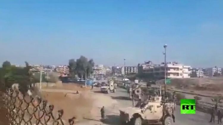 شاهد بالفيديو.. حامية مطار القامشلي تقطع الطريق أمام قوات أمريكية وتجبرها على العودة