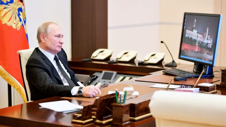 What is operating system of Putin's computer?