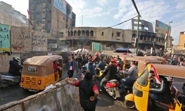 آلاف العراقيين يتوافدون إلى ساحات التظاهر والسيستاني يدعو إلى انتخابات مبكرة – (تغريدات)