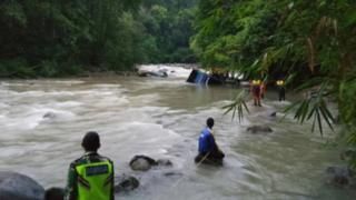 Indonesia bus plunge left at least 25 dead