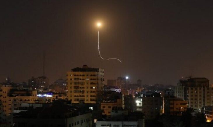 مقاتلات إسرائيلية تشن غارات على مواقع لحماس بعد ساعات من إجبار نتنياهو على الفرار من صاروخ من غزة أثناء زيارة عسقلان