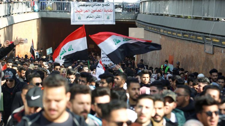 تظاهرات أمام السفارة الأميركية ببغداد ومحاولات لاقتحامها