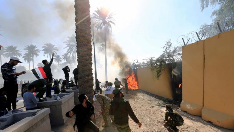 شاهد.. حرائق بالسفارة الأميركية في بغداد واقتحامها