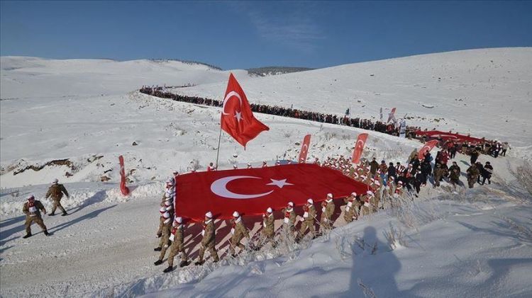 سيرا على الثلوج.. الأتراك يحيون ذكرى شهداء "صاري قاميش"
