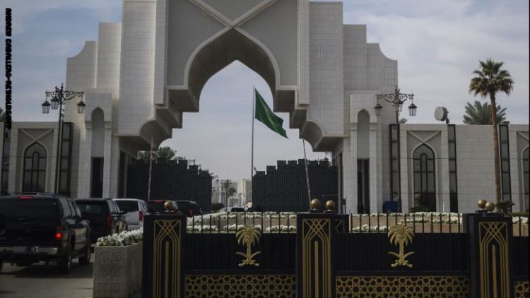لماذا لم تنكس السعودية أعلامها بعد وفاة السلطان قابوس؟ وما الفرق بين علم الملك وعلم المملكة؟