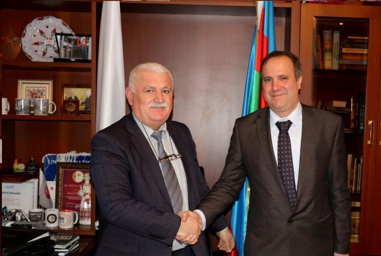 رئيس مؤسسة أوراسيا يلتقي السفير الهنغاري في أذربيجان