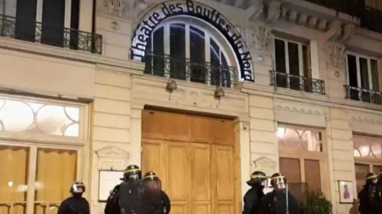 فرنسا: متظاهرون يحاولون اقتحام مسرح باريسي كان ماكرون بداخله