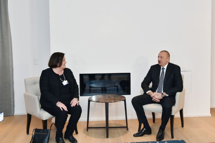 إلهام علييف يلتقي نائبة الرئيس التنفيذي والمديرة المالية العامة لشركة "كيسكو" في دافوس