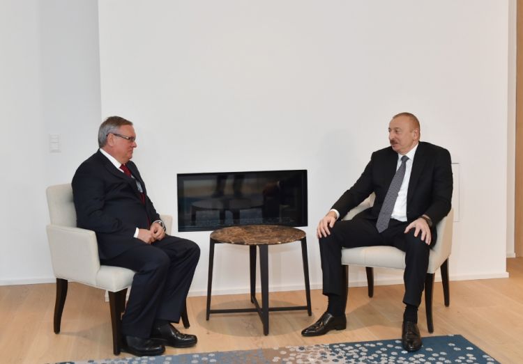 الرئيس الأذربيجاني يصل في زيارة عمل الى سويسرا لقاء مع رئيس هيأة إدارة ورئيس "وي تي بي بنك" في دافوس