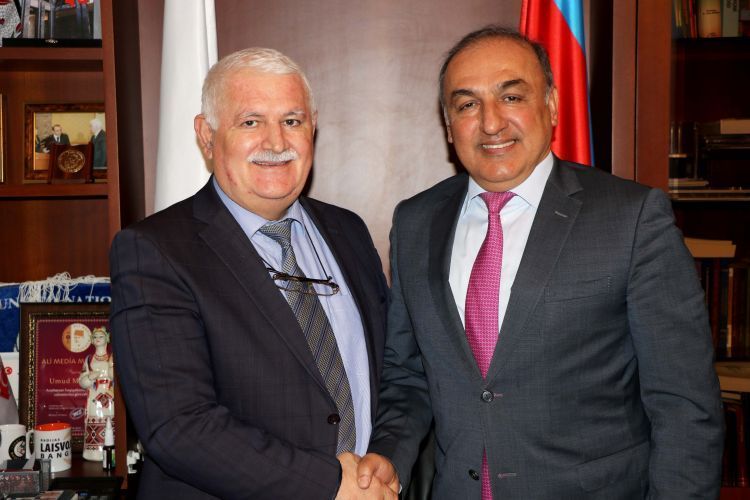 رئيس مؤسسة أوراسيا الدولية للصحافة يلتقي سفير باكستان في أذربيجان صور