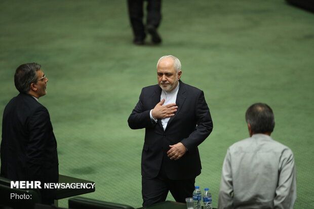 23 نائبا ايرانيا يرفعون دعوى قضائية ضد ظريف