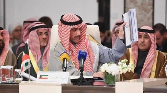 سعوديون يهاجمون رئيس مجلس الأمة الكويتي بعد إلقائه "صفقة القرن" في القمامة