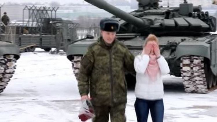 بالدبابات.. ضابط روسي يطلب حبيبته للزواج