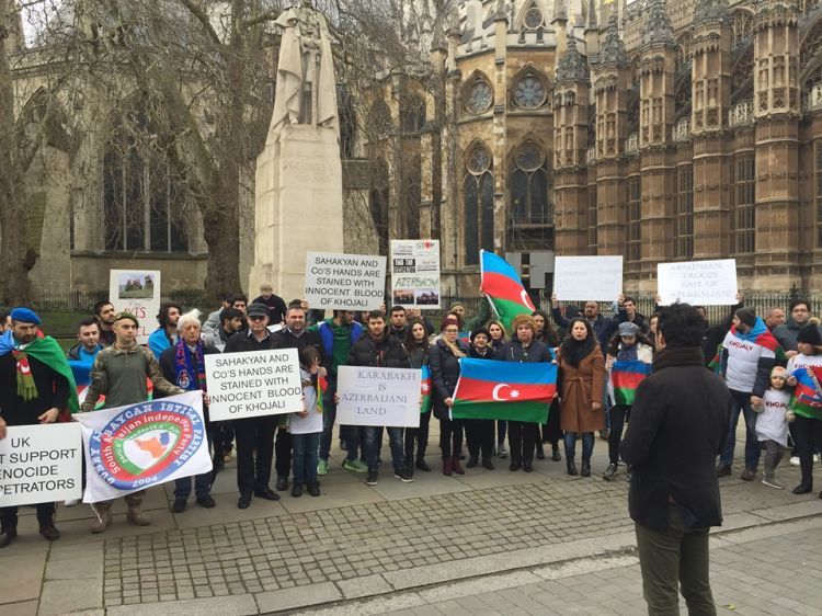 في التجمع ضد جريمة خوجالي في لندن يشارك الأذربيجانيون من أذربيجان الجنوبية أيضاً