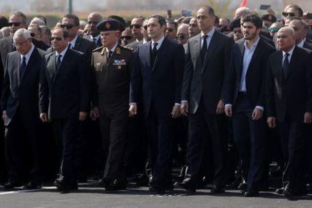 دفن رئيس مصر الأسبق مبارك بعد جنازة مهيبة.. وإرث يثير الانقسام