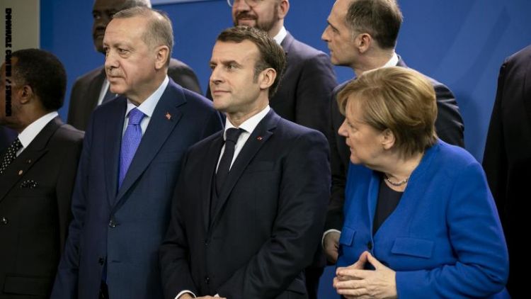 أردوغان يفتح باب أوروبا أمام عشرات آلاف اللاجئين.. ويجيب على أسئلة ترامب حول النفط في القامشلي