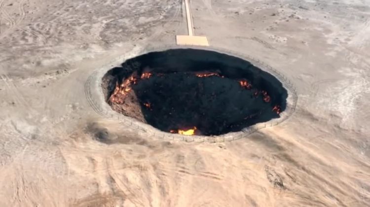 رئيس تركمانستان يوجه بالعمل على إطفاء نار "بوابة جهنم" المشتعلة منذ نصف قرن