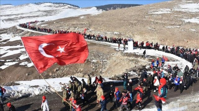 Thousands march in eastern Turkey to honor fallen Ottoman troops in WWI battle