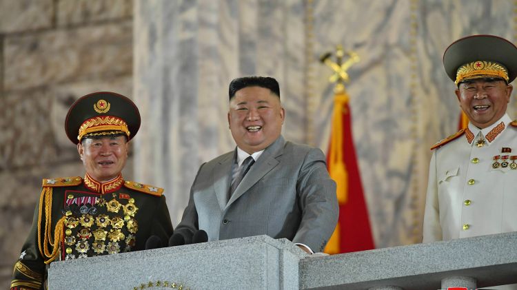 زعيم كوريا الشمالية يحضر اختبارا "ناجحا" لصاروخ أسرع من الصوت