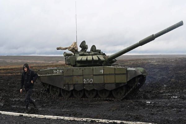 Russia holds tank drills near Ukraine