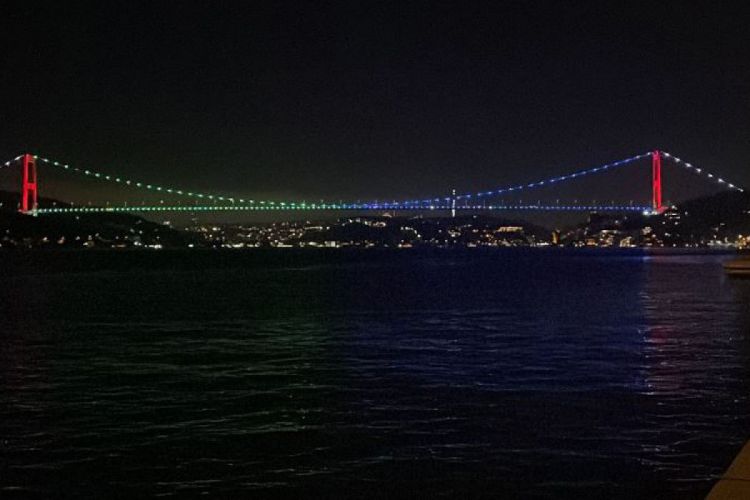 Стамбульский мост султана Мехмета Фатиха окрасился в цвета азербайджанского флага