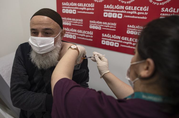 Turkiye delivers 139M COVID-19 jabs, lifts PCR for unvaccinated