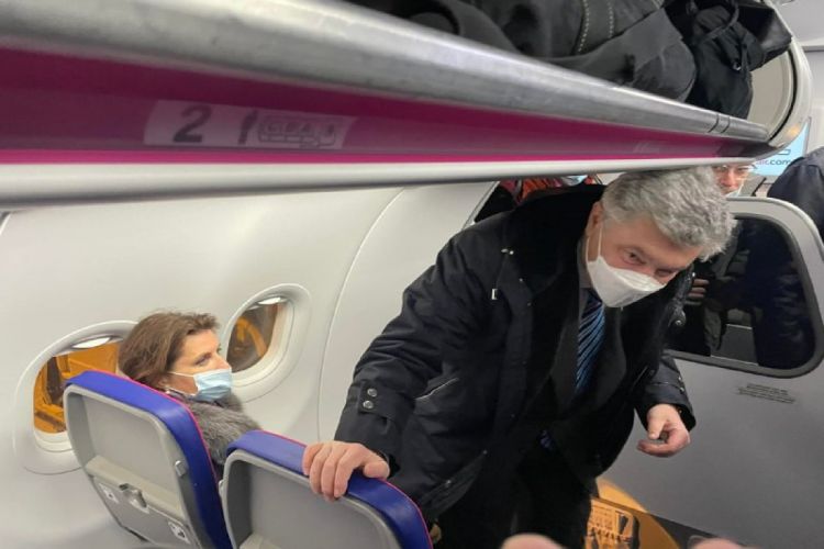 Самолет с Порошенко на борту прибыл в Киев