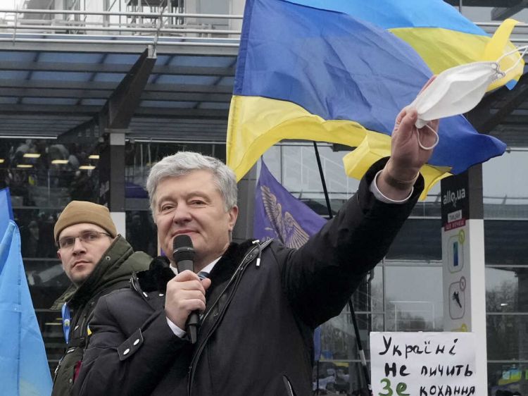 Ukraine ex-president returns to Kiev for treason trial