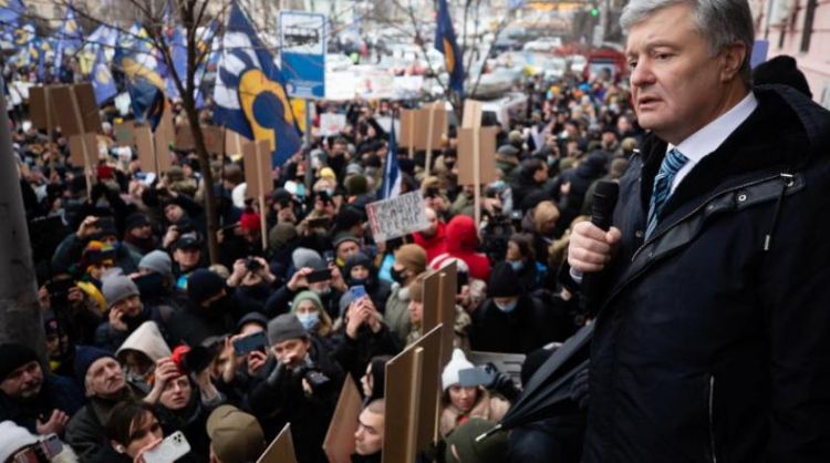 الرئيس الأوكراني السابق بوروشنكو يعود إلى بلاده رغم احتمال توقيفه