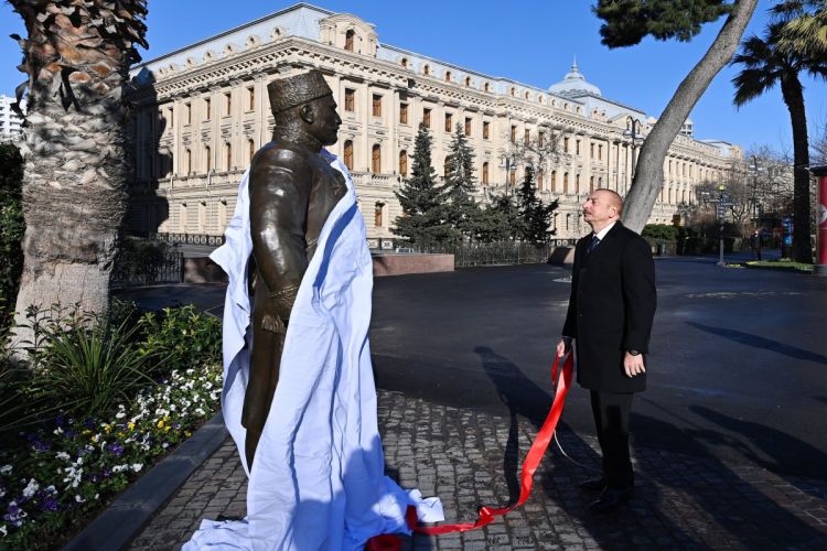 Президент Азербайджана открыл памятник Гаджи Зейналабдину Тагиеву ОБНОВЛЕНО