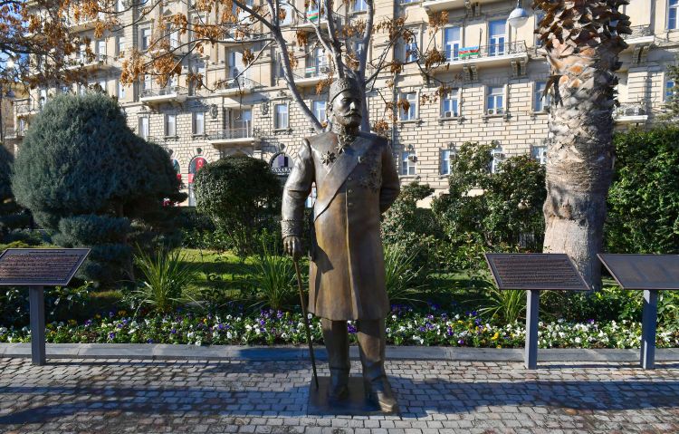 Задержаны подозреваемые в нанесении повреждения памятнику Тагиеву, статуя восстановлена