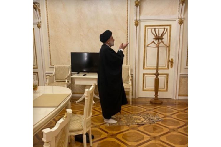 Президент Ирана совершил намаз в Кремле после встречи с Путиным