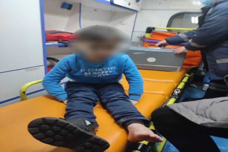 В Баку спасли ребенка, нога которого оказалась между ступенями эскалатора