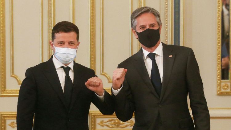 Зеленский посчитал «чрезмерной реакцией» эвакуацию семей дипломатов США из Киева CNN
