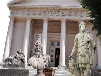 بدء نقل القطع الأثرية إلي المتحف اليوناني الروماني بالإسكندرية