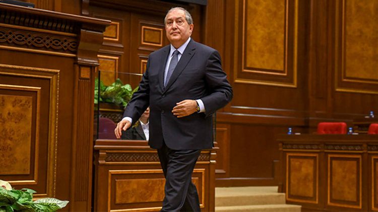 Подавший в отставку президент Армении находится за пределами страны, заявляют в оппозиции