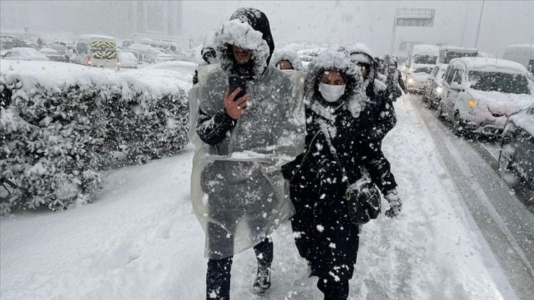 إسطنبول تعلن إغلاق مراكز التسوق مبكرا بسبب الثلوج