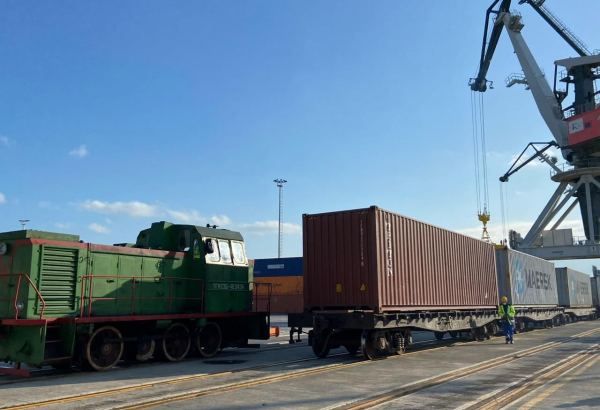 Первый контейнерный поезд из Узбекистана через Туркменистан прибыл в Баку