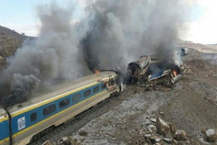 В Иране поезд столкнулся с грузовиком, есть погибший
